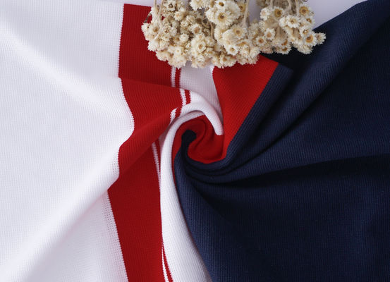 Un buen precio. Tejido de punto a rayas, natural y confortable, para el uso informal en línea