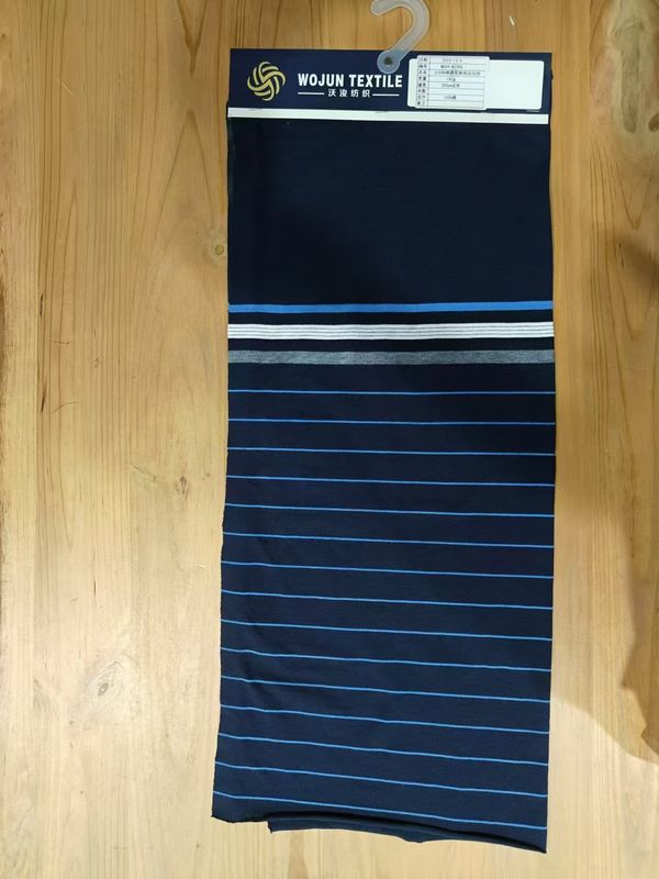 Tejido para camiseta con rayas y estilo.