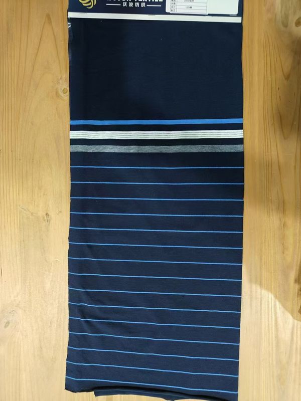 Tejido para camiseta con rayas y estilo.