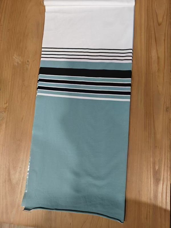 Tejido de punto de buena calidad, natural y cómodo, de rayas suaves, para uso informal.