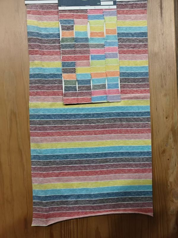 Tejido de material rayado suave y resistente a las arrugas para camisetas