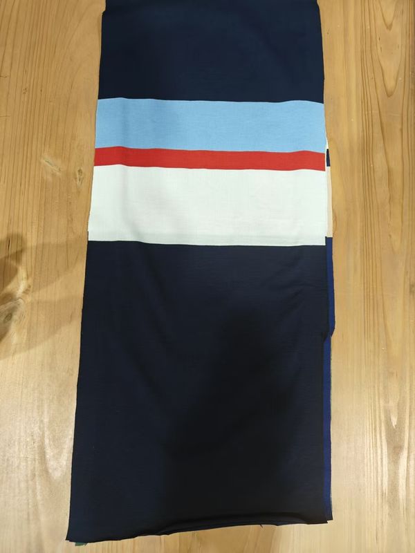 Tejido de punto liso y de moda, cómodo, de grano claro y rayado para camisa de polo.