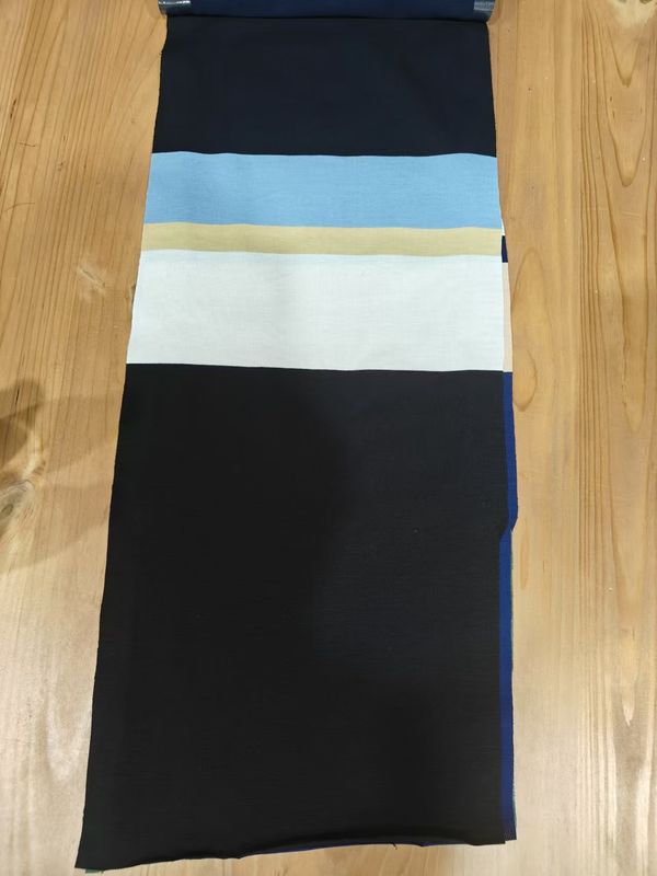 Tejido de punto liso y de moda, cómodo, de grano claro y rayado para camisa de polo.