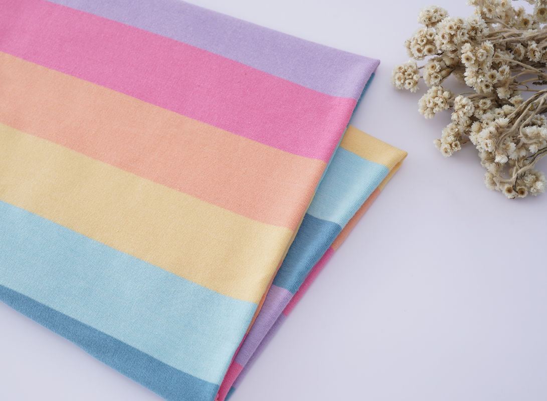 Tejido de punto natural y saludable de rayas suave y amigable para la piel para camiseta
