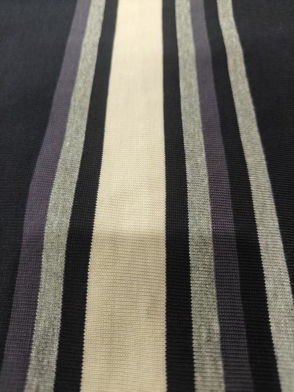 Saludable, duradero y cómodo, con una buena sensación, tela de material rayado para camiseta de polo.