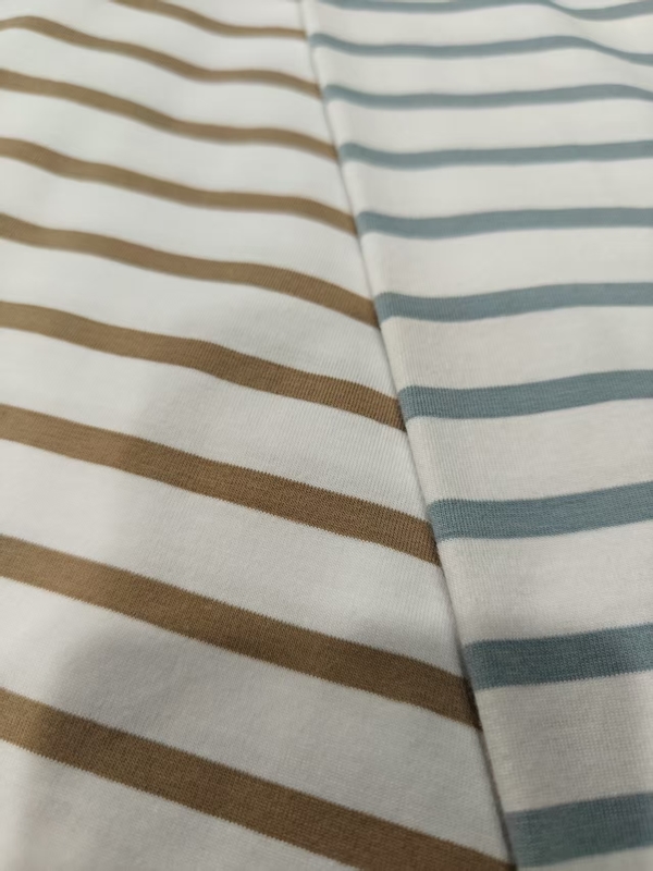 Tejido de punto a rayas de alta calidad, resistente al desgaste, cómodo, saludable y agradable para la piel para camisetas