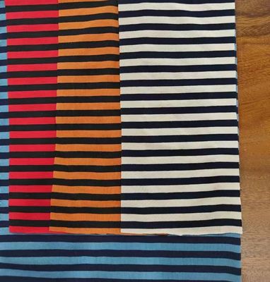 Un buen precio. Tejido de material de algodón suave y rayado para camisetas en línea