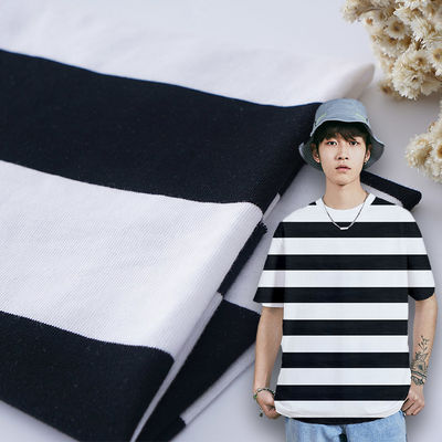 Un buen precio. Tejido de punto a rayas de textura suave y suave en línea