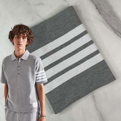 Un buen precio. Tejido de algodón rayado suave y transpirable para camiseta con fibra elástica para un ajuste perfecto en línea