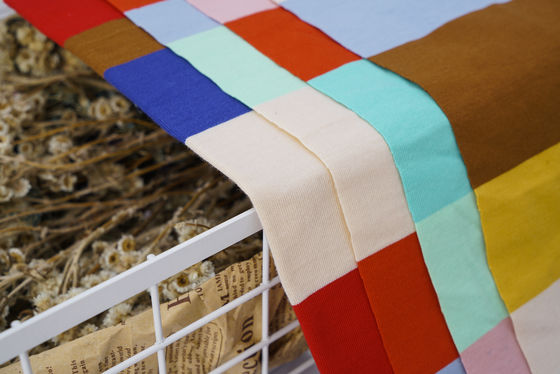 Un buen precio. Tejido de algodón puro de tejido liso a rayas para camiseta en línea