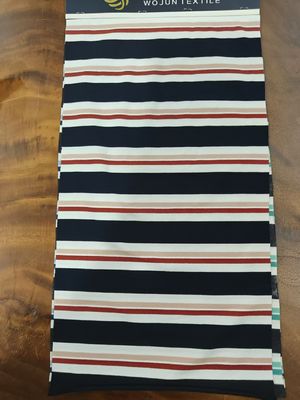 Un buen precio. Tejido suave y suave de material de rayas durables para uso informal en línea