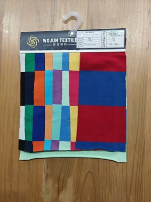 Un buen precio. Tejido de material rayado suave y respirable para camisetas en línea