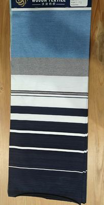 Un buen precio. Tejido de material suave, elástico, cómodo y resistente de rayas para uso informal en línea