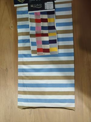 Un buen precio. Tejido de material de rayas suaves, cómodas y resistentes a las arrugas y amigables para la piel para camisetas en línea