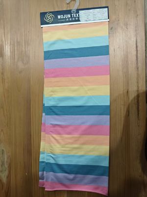 Un buen precio. Tejido natural y transpirable y resistente de material elástico rayado para camiseta en línea