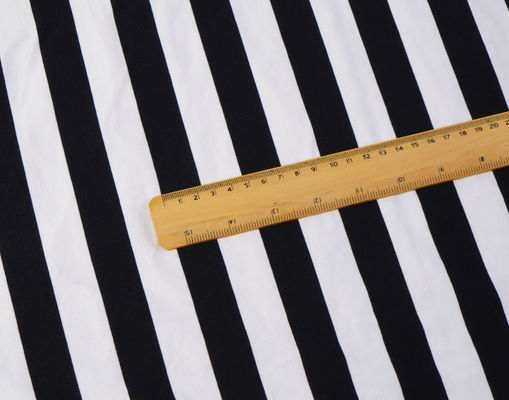 Un buen precio. Tejido de punto rayado sano y simple para camiseta en línea