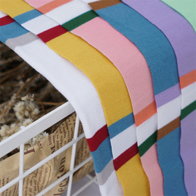 Un buen precio. Tejido de punto natural y cómodo de rayas suaves y suaves para uso informal en línea