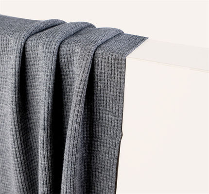 Un buen precio. Tejido resistente al desgaste y saludable y elegante de material rayado transpirable para camiseta en línea