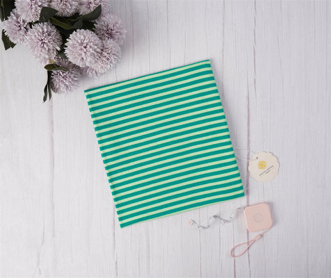 Un buen precio. Tejido de material natural, saludable y elegante, transpirable y amigable para la piel, de rayas, para camiseta en línea