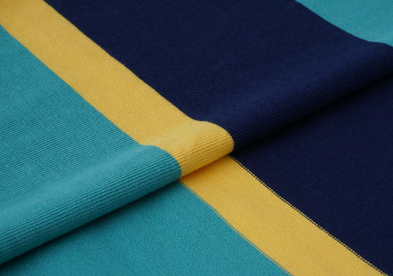 Un buen precio. Tejido de punto rayado suave y natural para camiseta en línea