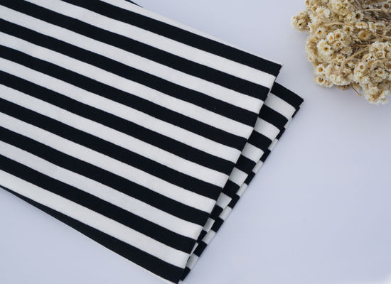 Un buen precio. Tejido de punto a rayas antiarrugas y cómodo para uso recreativo en línea