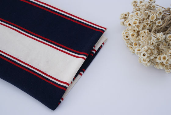 Tejido de punto a rayas para camiseta de polo.