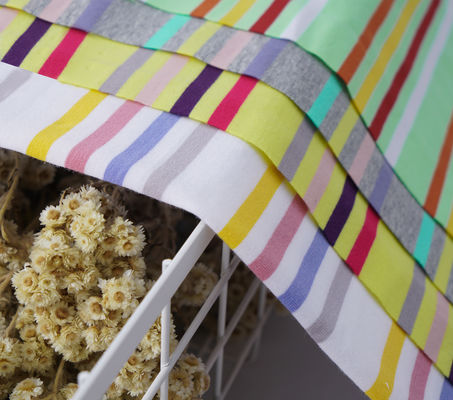 Un buen precio. Tejido natural de punto rayado y transpirable para uso recreativo en línea