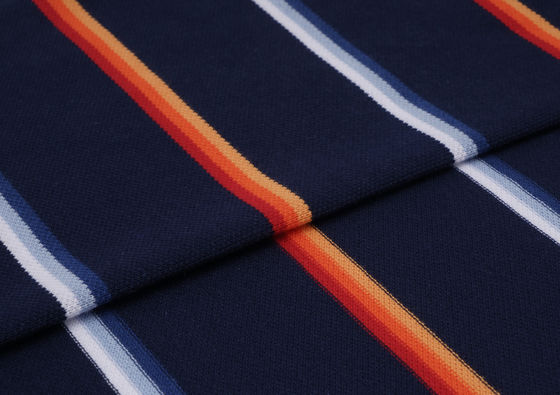 Un buen precio. Tejido de punto suave a rayas, ligero y transpirable, para ropa casual en línea