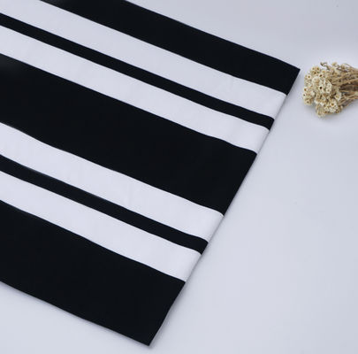 Un buen precio. Tejido de punto a rayas suave y no propenso a la deformación para uso informal en línea