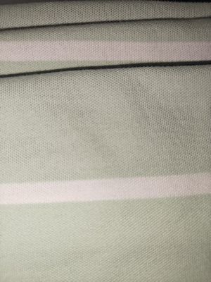 Un buen precio. Tejido de material a rayas resistente al desgaste, antiarrugas y refrescante para polo en línea