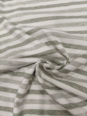 Un buen precio. Tejido de punto a rayas de buena calidad, agradable para la piel y cómodo, para camiseta en línea