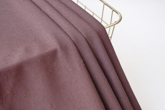 Un buen precio. Tejido de punto sólido con microtexturas de 220 gramos: crujiencia estructural para las tees en línea