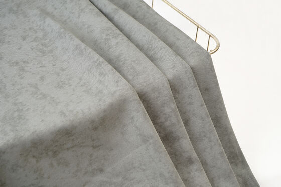 Un buen precio. Tejido de punto sólido de tono a tono: textura minimalista para tees en línea